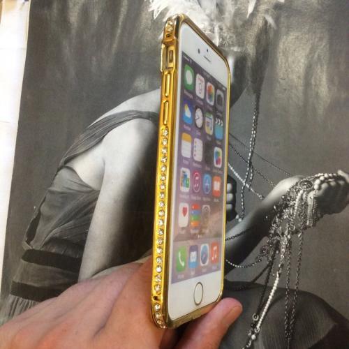 Золотой металлический бампер с камнями в 1 ряд для iPhone 6